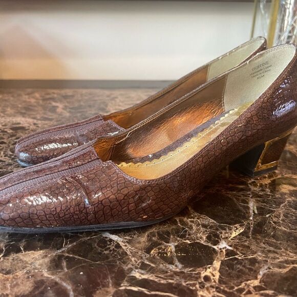 J Renee Gold Framed Heel! - Picture 12 of 15